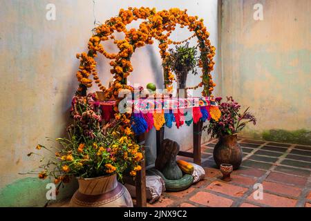 Un altare dei morti (altare de Muertos) è collocato all'interno di una casa durante le celebrazioni del giorno dei morti a Xochistlahuaca, Guerrero, Messico. Foto Stock