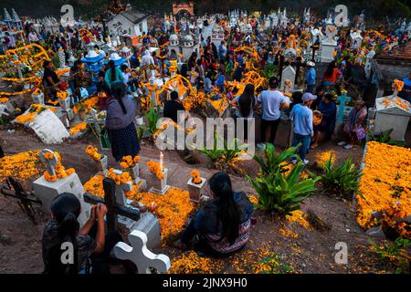 Gli indigeni Mixtec partecipano alle celebrazioni del giorno dei morti in un cimitero di Xalpatláhuac, Guerrero, Messico. Foto Stock