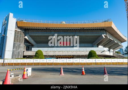 Chiyoda City, Tokyo, Giappone - 02 gennaio 2020: Nippon Budokan, in fase di ristrutturazione, stadio tradizionale dove si svolsero le Olimpiadi estive del 2020 Foto Stock