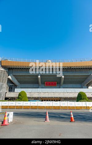 Chiyoda City, Tokyo, Giappone - 02 gennaio 2020: Vista frontale Nippon Budokan, in fase di ristrutturazione, stadio tradizionale dove si svolsero le Olimpiadi estive del 2020 Foto Stock
