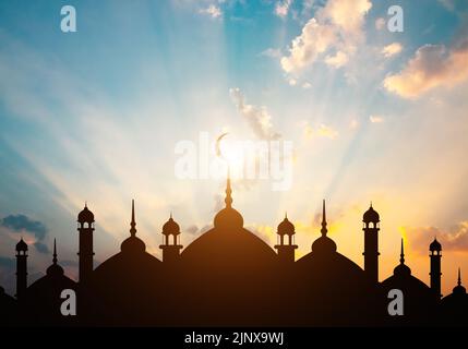 Moschee cupola su cielo blu scuro crepuscolo e Crescent sullo sfondo, simbolo religione islamica Ramadan e spazio libero per testo arabo, Eid al-Adha, Eid al Foto Stock