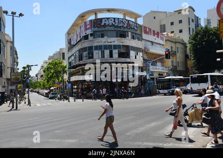 Pedoni che attraversano Allenby Street presso il mercato Carmel e Sheinkin St a Tel-Aviv, Israele. Foto Stock