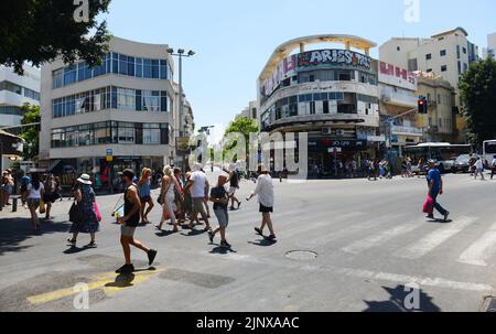 Pedoni che attraversano Allenby Street presso il mercato Carmel e Sheinkin St a Tel-Aviv, Israele. Foto Stock