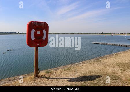 Island Barn Reservoir, Molesey, Surrey, Regno Unito. 14th ago, 2022. Dato che la siccità è dichiarata in diverse regioni del Regno Unito, i livelli delle acque del bacino idrico di Island Barn a Molesey, Surrey sono leggermente inferiori al normale. Questo serbatoio è uno dei numerosi nell'area gestita da Thames Water che fornisce acqua potabile a 15 milioni di clienti attraverso Londra e la Valle del Tamigi. Credit: Julia Gavin/Alamy Live News Foto Stock