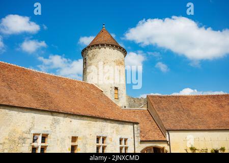 Vista della corte interna nel castello medievale di Blandy-les-Tours Foto Stock
