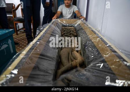 Kathmandu, NE, Nepal. 14th ago, 2022. Ufficiale del Metropolitan Museum of Art-USA consegna un 'Tempio puntone con Salbhanjika'' una scultura del 13th ° secolo e 'Shiva in Himalayan dimora con ascetica'' un idolo del 10th ° secolo al Dipartimento di Archeologia, Nepal in una cerimonia il 14, agosto 2022. Entrambe le sculture antiche sono state rubate dal Nepal alla fine del 20th ° secolo, che ora è stato riportato in Nepal e sarebbe stato reintegrato nel loro posto precedente. (Credit Image: © Aryan Dhimal/ZUMA Press Wire) Foto Stock