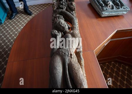 Kathmandu, NE, Nepal. 14th ago, 2022. Ufficiale del Metropolitan Museum of Art-USA consegna un 'Tempio puntone con Salbhanjika'' una scultura del 13th ° secolo e 'Shiva in Himalayan dimora con ascetica'' un idolo del 10th ° secolo al Dipartimento di Archeologia, Nepal in una cerimonia il 14, agosto 2022. Entrambe le sculture antiche sono state rubate dal Nepal alla fine del 20th ° secolo, che ora è stato riportato in Nepal e sarebbe stato reintegrato nel loro posto precedente. (Credit Image: © Aryan Dhimal/ZUMA Press Wire) Foto Stock