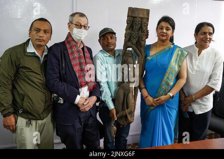 Kathmandu, NE, Nepal. 14th ago, 2022. Ufficiale del Metropolitan Museum of Art-USA consegna un 'Tempio puntone con Salbhanjika'' una scultura del 13th ° secolo e 'Shiva in Himalayan dimora con ascetica'' un idolo del 10th ° secolo al Dipartimento di Archeologia, Nepal in una cerimonia il 14, agosto 2022. Entrambe le sculture antiche sono state rubate dal Nepal alla fine del 20th ° secolo, che ora è stato riportato in Nepal e sarebbe stato reintegrato nel loro posto precedente. (Credit Image: © Aryan Dhimal/ZUMA Press Wire) Foto Stock