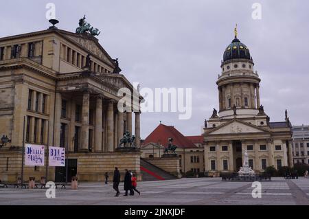 Berlino, Germania: La Neue Kirche (Chiesa Nuova) e Konzerthaus Berlin (sala concerti) a Gendarmenmarkt Foto Stock