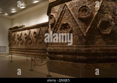 Berlino, Germania: Pergamonmuseum, particolare della facciata di Mshatta nel Museo di Arte Islamica Foto Stock