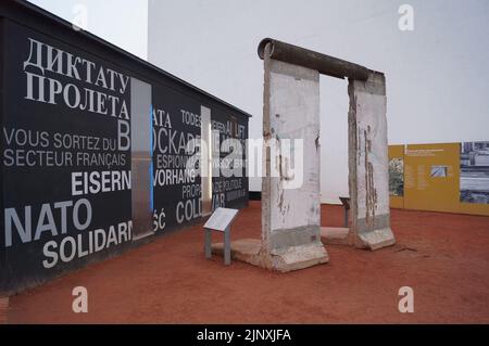 Berlino, Germania: Un frammento del muro di Berlino vicino al Checkpoint Charlie Foto Stock