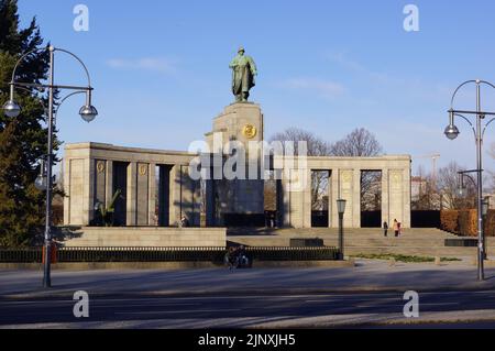 Berlino, Germania: Una vista del Monumento commemorativo della guerra sovietica situato nel GroÃŸer Tiergarten Foto Stock