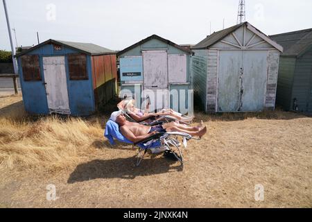 Le persone si godono il caldo a Southend-on-Sea. Una siccità è stata dichiarata per parti dell'Inghilterra dopo l'estate più secca per 50 anni. Data immagine: Domenica 14 agosto 2022. Foto Stock