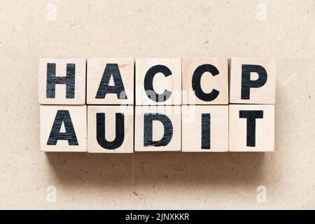 Blocco di lettere alfabetiche in parola HACCP (Hazard Analysis Critical Control Points) verifica su sfondo legno Foto Stock