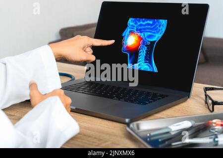Dentista che mostra una radiografia di dolore in bocca Foto Stock