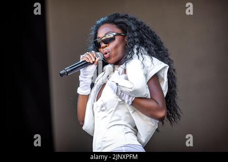 Oslo, Norvegia. 11th, agosto 2022. Il rapper e cantante norvegese Myra si esibisce in un concerto dal vivo durante il festival musicale norvegese Oyafestivalen 2022 di Oslo. (Photo credit: Gonzales Photo - Terje Dokken). Foto Stock