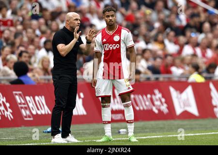AMSTERDAM - (lr) Ajax coach Alfred Schreuder, Devyne Rensch o Ajax durante la partita olandese di Eredivie tra Ajax Amsterdam e FC Groningen presso la Johan Cruijff Arena il 14 agosto 2022 ad Amsterdam, Paesi Bassi. ANP MAURICE VAN STEEN Foto Stock