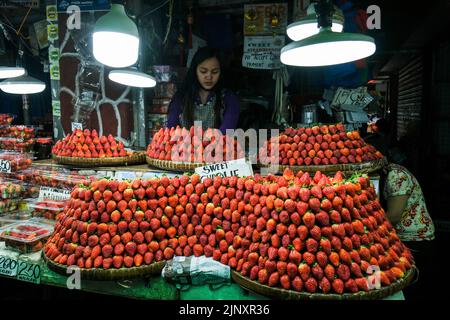 Baguio, Filippine - 2022 agosto: Stand di fragole nel mercato di Baguio il 4 agosto 2022 a Baguio, Luzon, Filippine. Foto Stock