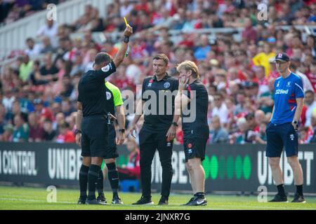 L'arbitro Andre Marriner assegna un cartellino giallo a Paul Heckingbottom manager di Sheffield United durante il primo tempo Foto Stock