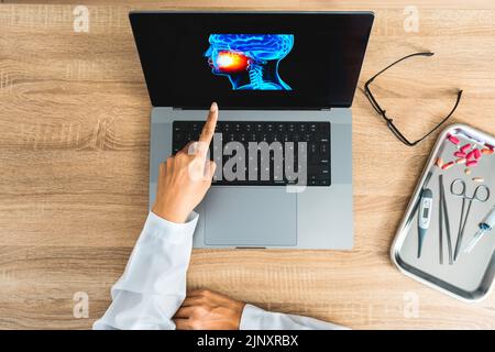 Dentista che mostra una radiografia di dolore in bocca Foto Stock