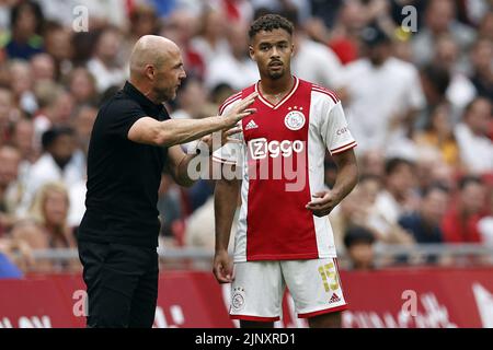 AMSTERDAM - (lr) Ajax coach Alfred Schreuder, Devyne Rensch o Ajax durante la partita olandese di Eredivie tra Ajax Amsterdam e FC Groningen presso la Johan Cruijff Arena il 14 agosto 2022 ad Amsterdam, Paesi Bassi. ANP MAURICE VAN STEEN Foto Stock
