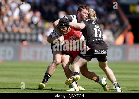 Saint Helens Jonny Lomax è affrontata da Hull FC Scott Taylor e Hull FC Brad Fash durante la Betfred Super League al MKM Stadium, Kingston upon Hull. Data immagine: Domenica 14 agosto 2022. Foto Stock