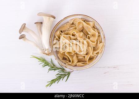Pasta fresca con funghi e rosmarino Foto Stock