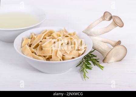 Pasta fresca con funghi e rosmarino Foto Stock