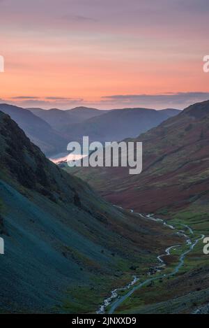 Epica immagine paesaggistica della vista lungo Honister Pass per Buttermere da Dale Head nel Lake District durante il tramonto d'autunno Foto Stock