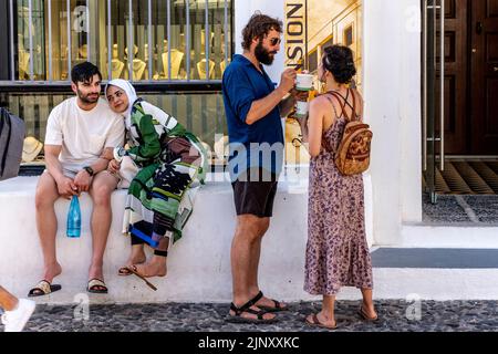 Un gruppo di giovani visitatori nella città di Thira, Santorini, Isole Greche, Grecia. Foto Stock