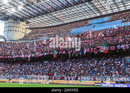 AC Milan suporters durante la Serie Una partita di calcio 2022/23 tra AC Milan e Udinese Calcio allo Stadio Giuseppe Meazza di Milano il 13 agosto 2022 Foto Stock