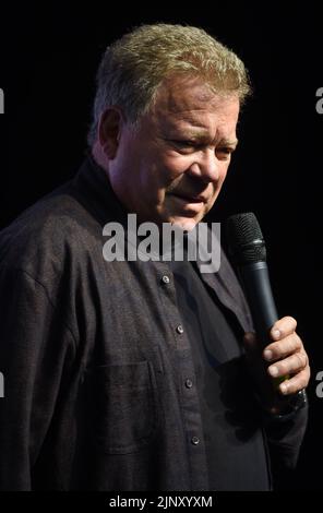 Foto del file datata 07/10/16 di William Shatner, che ha suonato Captain Kirk nella Star Trek originale, durante una conferenza stampa per lanciare Destination Star Trek Europe al NEC di Birmingham. Shatner ha detto che il suo viaggio nello spazio gli ha sottolineato come la società stia giocando d'azzardo con il pianeta. Lo scorso ottobre, il 91-year-old è diventato la persona più antica da viaggiare allo spazio dopo che ha sparato fuori in un razzo costruito dalla società di viaggi spaziale Blue Origin di Jeff Bezos. Data di emissione: Domenica 14 agosto 2022. Foto Stock