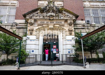 Gli elettori possono esprimere il loro voto iniziale nel nuovo distretto congressuale del 10th, recentemente distratto e contestato, che comprende parti di Manhattan e Brooklyn. Alla John Jay High School nel quartiere Park Slope di Brooklyn, New York, il 14 agosto 2022. (Gabriele Holtermann/Sipa USA) Foto Stock