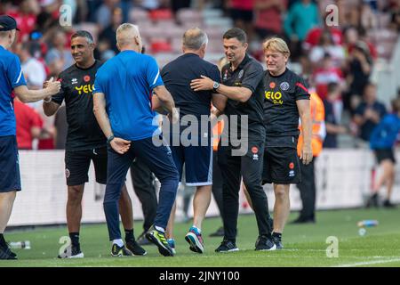 Paul Heckingbottom manager di Sheffield United scrolla le mani con Chris Wilder manager di Middlesbrough a tempo pieno Foto Stock