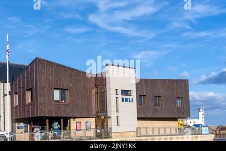 RNLI Scarborough Lifeboat Station, West Pier, Foreshore Road, Scarborough, North Yorkshire, Inghilterra, Regno Unito Foto Stock