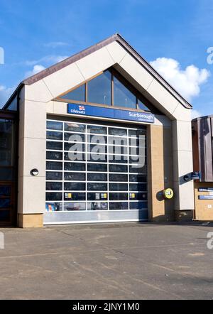 RNLI Scarborough Lifeboat Station, West Pier, Foreshore Road, Scarborough, North Yorkshire, Inghilterra, Regno Unito Foto Stock