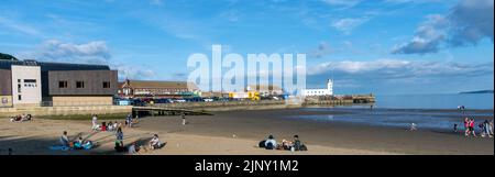 RNLI Scarborough Lifeboat Station, West Pier, Foreshore Road, Scarborough, North Yorkshire, Inghilterra, Regno Unito - vista panoramica della spiaggia sud Foto Stock