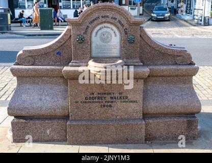 Canale pubblico commemorativo di acqua, Sandside, Scarborough, North Yorkshire, Yorkshire, Inghilterra, Regno Unito - commemorazione di Godfrey Walker 1908 Foto Stock