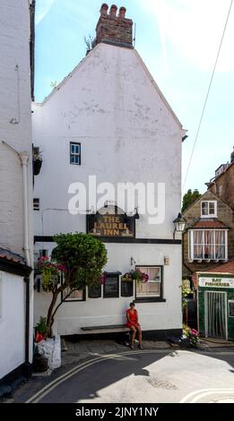 The Laurel Inn, New Road, Robin Hood's Bay, Whitby, North Yorkshire, Inghilterra, Regno Unito Foto Stock