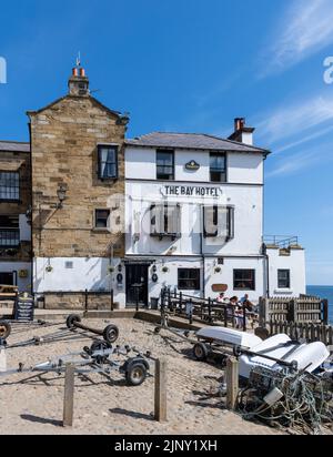 The Bay Hotel (casa pubblica), The Dock, Robin Hood's Bay, Whitby, North Yorkshire, Inghilterra, REGNO UNITO Foto Stock