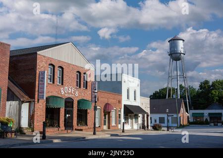 Vista sulla città storica di Boydton in Virginia. Ristorante e negozi in Bank Street. Foto Stock