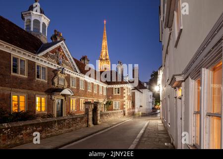 La notte cade al College of Matrons in High Street a Salisbury, nel Wiltshire, Inghilterra. Foto Stock