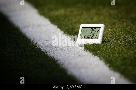 L'immagine mostra un termometro durante una partita di calcio tra Sint-Truidense VV STVV e RSCA Anderlecht, domenica 14 agosto 2022 a Sint-Truiden, il giorno 4 della prima divisione del campionato belga 'Jupiler Pro League' 2022-2023. BELGA PHOTO VIRGINIE LEFOUR Foto Stock