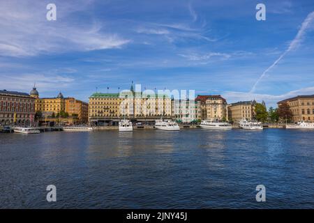 Splendida vista del Grand Hotel nel centro di Stoccolma sulla costa baltica con navi ormeggiate al molo. Svezia. Stoccolma. Foto Stock