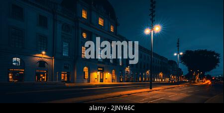 Vista sul famoso Grand-Hotel-dieu di Lione di notte, Francia Foto Stock