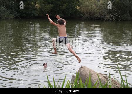 L'immagine mostra le persone che si godono il bombardiere Hoge lungo l'Oude Leie, a Deinze, Domenica 14 Agosto 2022. FOTO DI BELGA NICOLAS MAETERLINCK Foto Stock