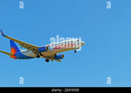 Jet2 Festività Boeing 737-8mg aereo in avvicinamento finale. Foto Stock
