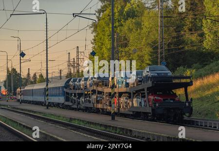 Treni alla stazione di Strba sotto le montagne Vysoke Tatry in estate mattina Foto Stock