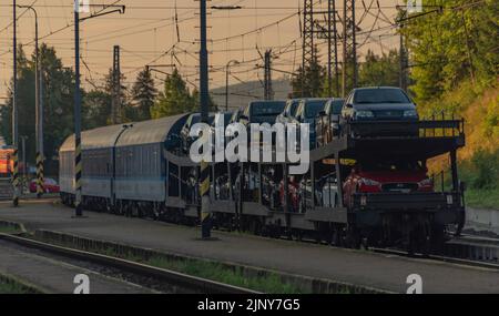 Treni alla stazione di Strba sotto le montagne Vysoke Tatry in estate mattina Foto Stock