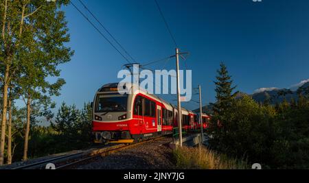 Treni alla stazione di Strba sotto le montagne Vysoke Tatry in estate mattina Foto Stock